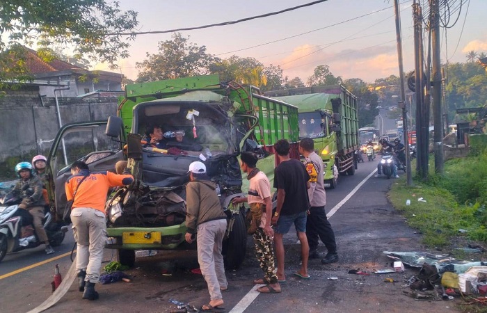 Kondisi sopir truk Hino bernopol DK 8934 WQ I Kade Adiasa yang tercepit body truk usai tabrakan di Jalur Tengkorak Denpasar-Gilimanuk.