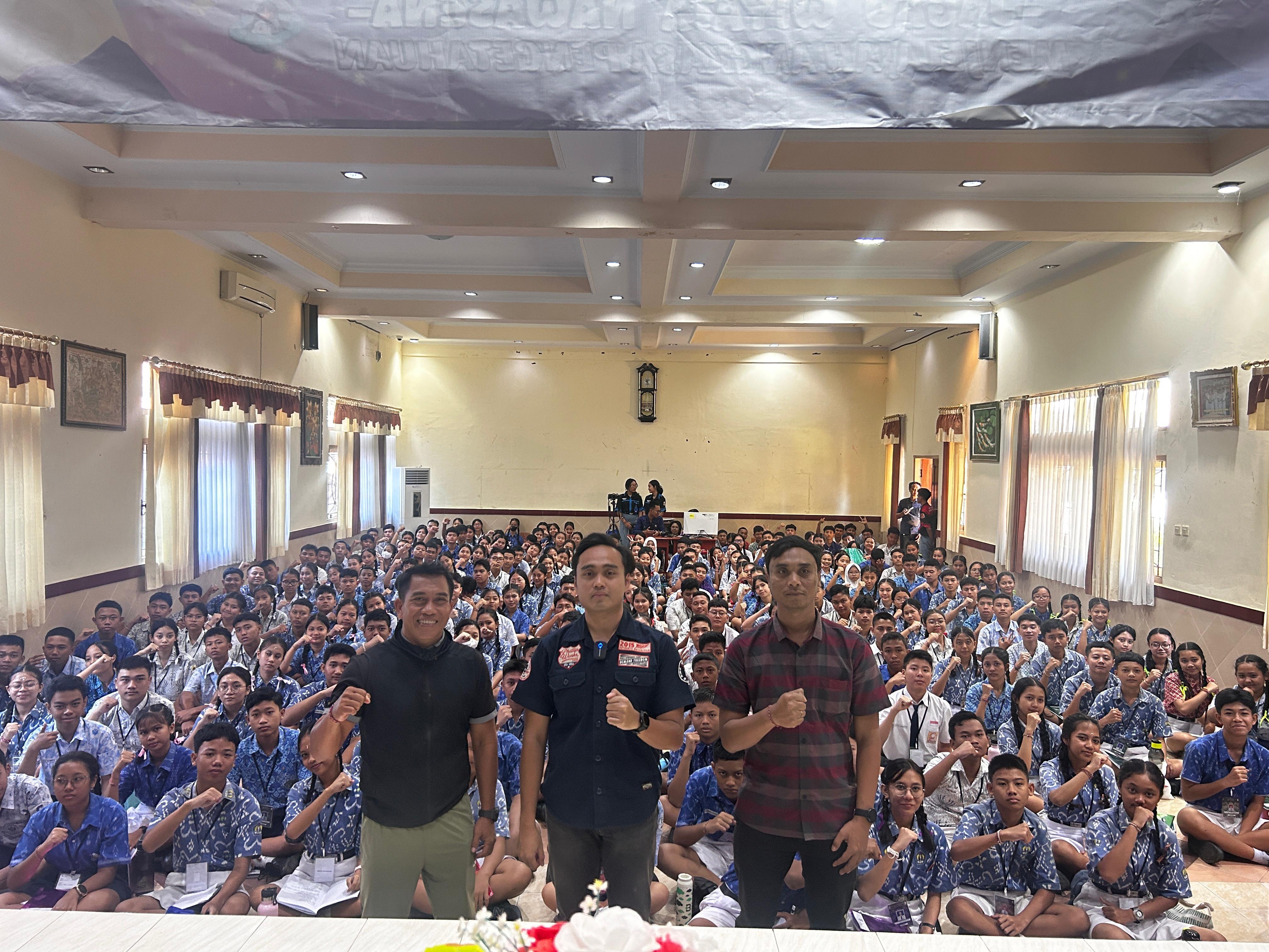 CEGAH KEJAHATAN: Aparat kepolisian Polres Buleleng saat memberikan sosialisasi cegah judol dan konten asusila kepada siswa di SMAN 1 Singaraja.
