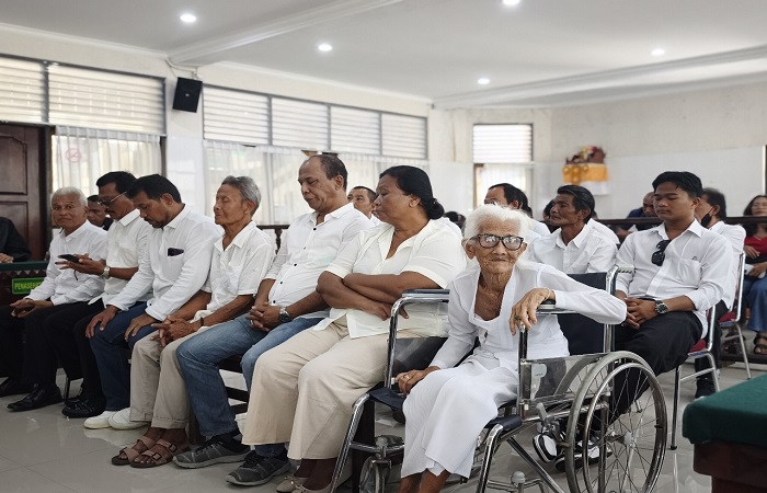 Nenek Reja (di kursi roda) bersama para terdakwa lain saat menjalani sidang di PN Denpasar, Rabu (23/7) kemarin.