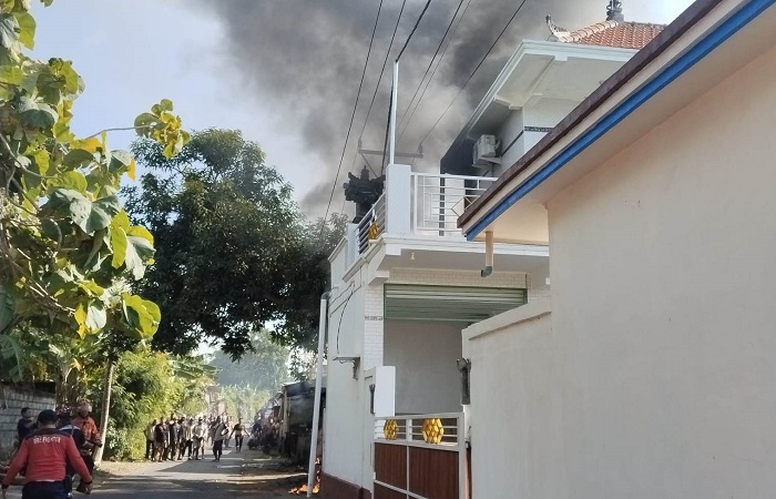 Kepulan asap hitam dari dapur milik warga Desa Seraya Tengah yang terbakar pada Rabu (23/7) kemarin.