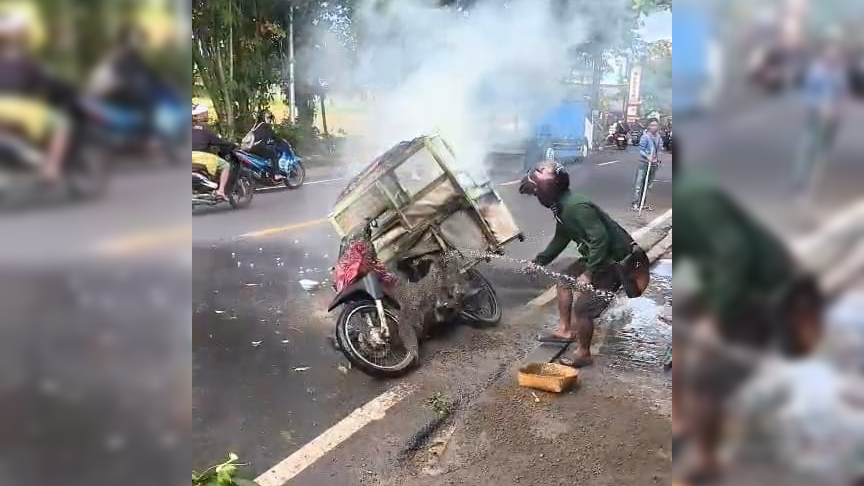 PADAMKAN API: Kebakaran gerobak bakso di Jalan Raya Akah, Klungkung, Bali.