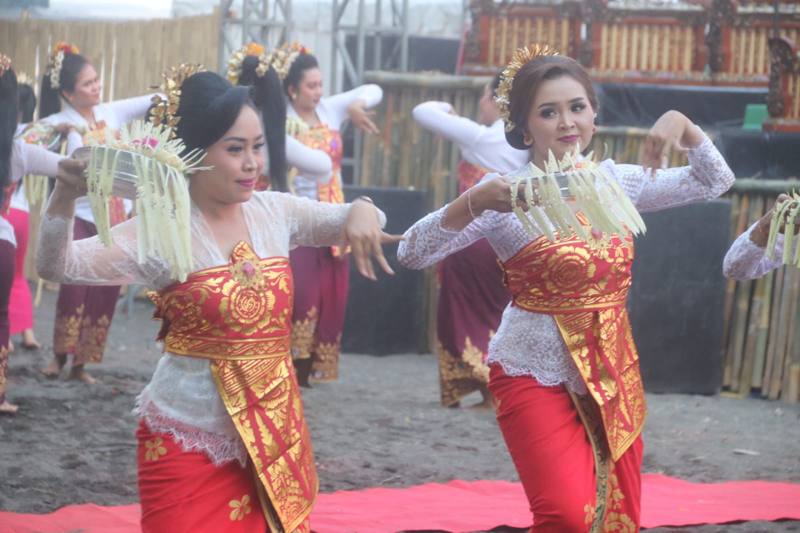 MERIAHKAN FESTIVAL: Pementasan Tari Panyembrama Massal pada pembukaan Lovina Festival.