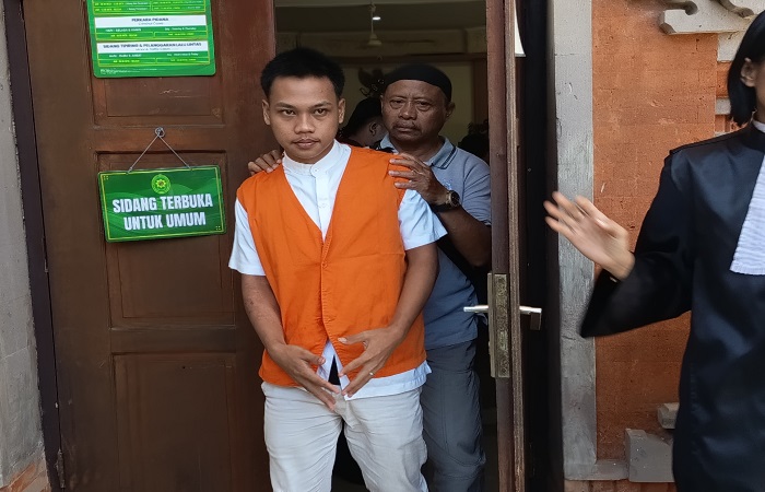 Moch Rafli Barizi, 20, usai menjalani sidang putusan di PN Denpasar, Kamis (24/7) kemarn.
