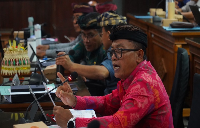Kepala BPKAD Karangasem, I Wayan Ardika  saat menghadiri rapat kerja pembahasan APBD Perubahan 2025 di Gedung DPR Karangasem, Kamis (24/7) kemarin.