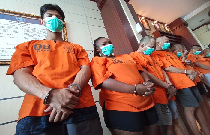 Penyelundup kokain asal Brazil inisial YB (kiri) dan perempuan asal Afrika inisial LN ditahan karena menyelundupkan narkoba ke Bali.