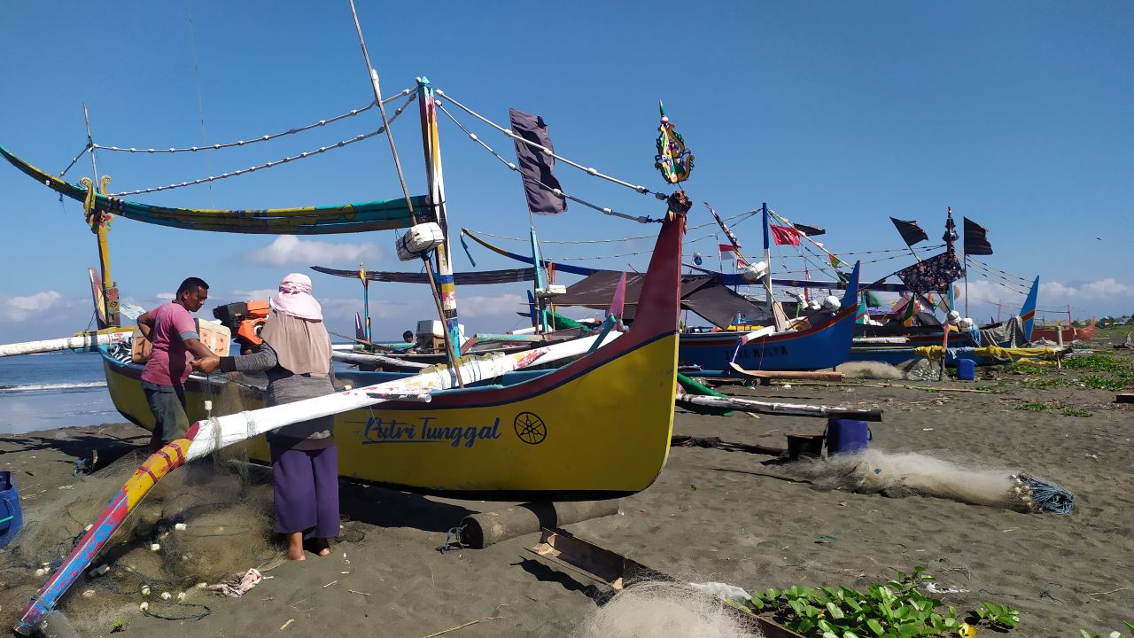 PARKIR DULU: Nelayan di Desa Pengambangen, Jembrana, menambatkan perahu mereka di tepi pantai.