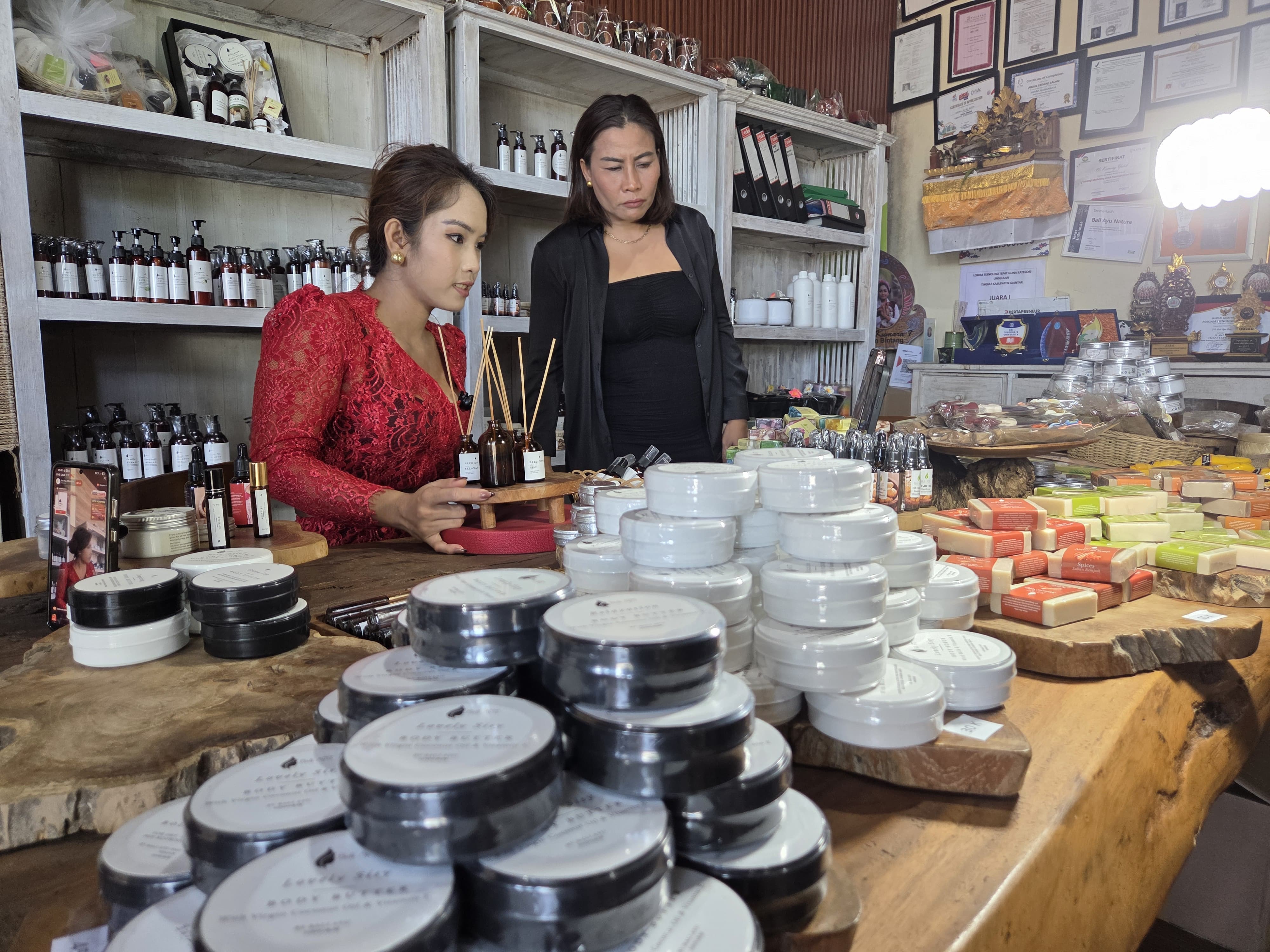 TEMBUS EKSPOR: Komang Yati di workshop Bali Ayu Nature. Produk herbal miliknya mampu menembus pasar ekspor.