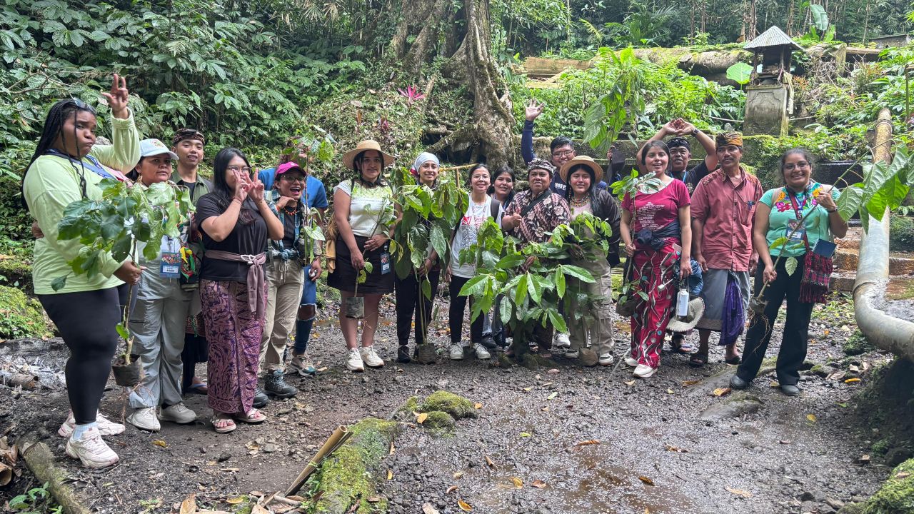 BUDAYA PEDAWA: Para pemuda dari sejumlah negara saat mengunjungi Desa Pedawa. Mereka mempelajari budaya di Desa Pedawa yang merupakan salah satu desa Bali Aga di Buleleng.
