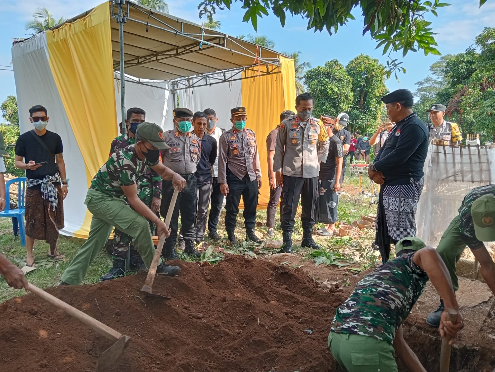 EKSHUMASI: Polisi mendatangi Setra Desa Adat Selat Pandan Banten, Buleleng, untuk proses ekshumasi korban pembunuhan di desa tersebut.