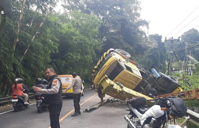 Kondisi truk yang terguling di Jalan Denpasar-Singaraja kemarin.