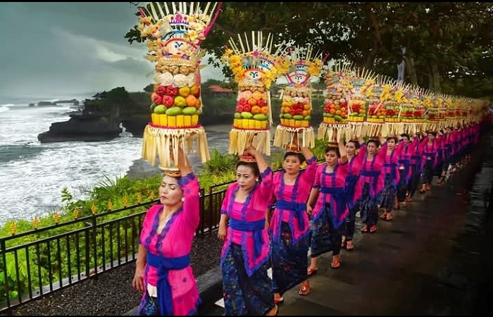 Suasana parade gebogan di Festival Tanah Lot, pada tahun 2024 lalu.