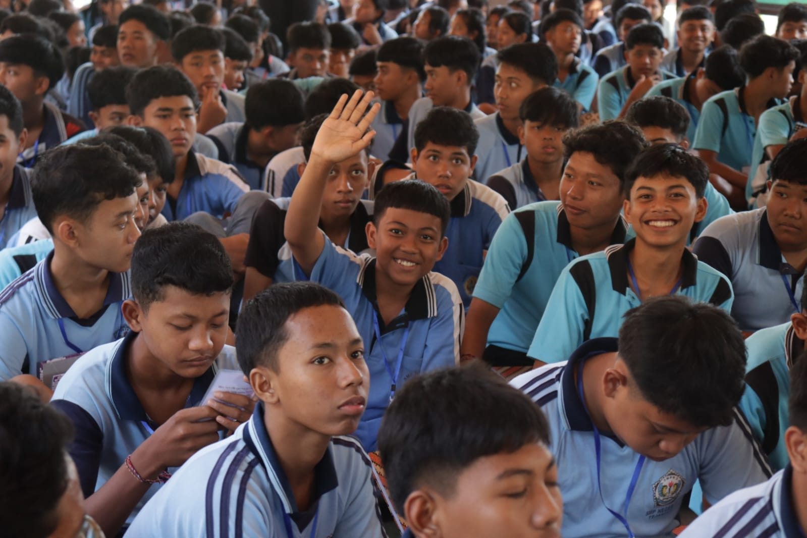ANTUSIAS: Siswa di SMAN 1 Tejakula antusias mengikuti penguatan literasi digital.