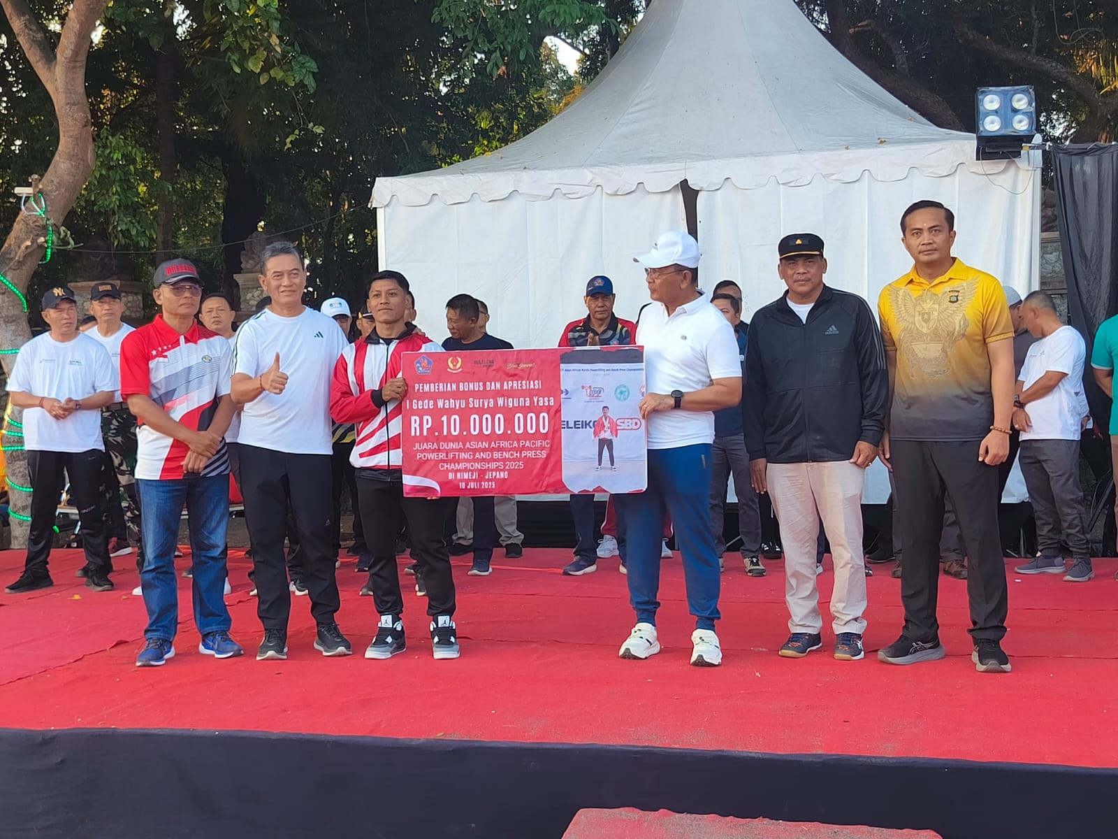 RAIH PRESTASI: Atlet angkat berat asal Buleleng, I Gede Wahyu Surya Wiguna Yasa menerima bonus dari Pemkab Buleleng.