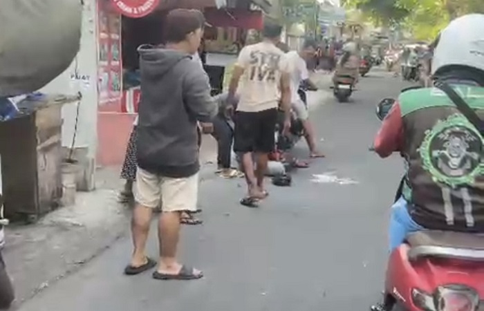 Seorang pria bersimbah darah di jalan Kota Denpasar, akibat ulah sendiri. Dia memotong tangannya sendiri saat dalam pengaruh minuman keras.