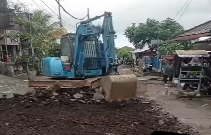 Kondisi Jalur alternatif di Jalan Saraswati, Desa Bajera, Kecamatan Selemadeg, Tabanan mulai dilakukan perbaikan.