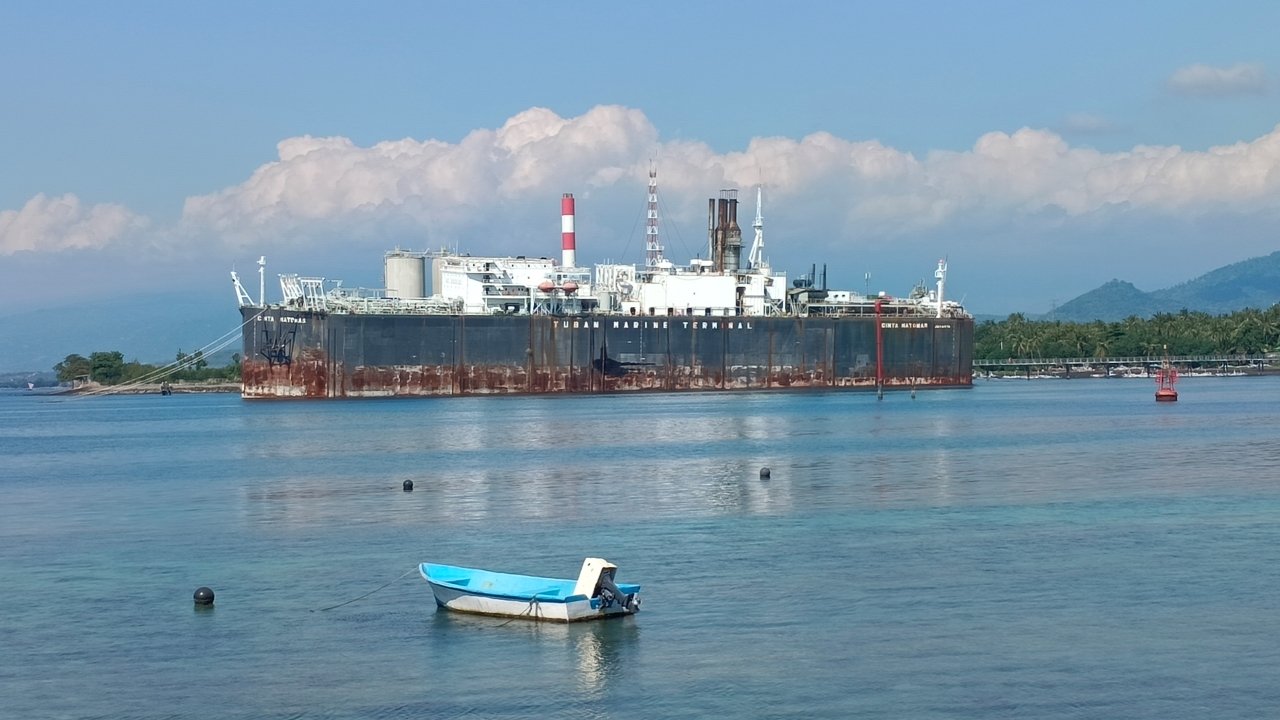 SUDAH TAHUNAN: Kapal tanker FCO Cinta Natomas milik Pertamina yang sandar di Pelabuhan Celukan Bawang. Kapal itu sudah sandar di dermaga sejak tahun 2018 lalu.