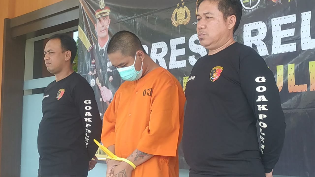 TERTUNDUK: Made Swadharma Yasa alias Jono alias Aan, warga Desa Selat yang tega melakukan aksi perampokan dan penganiayaan kepada lansia di Buleleng.