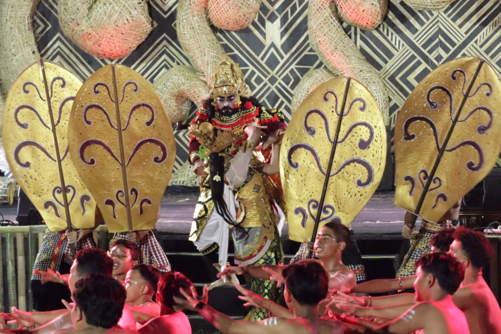 MEMUKAU: Salah satu pementasan yang dihadirkan pada ajang Lovina Festival 2025.
