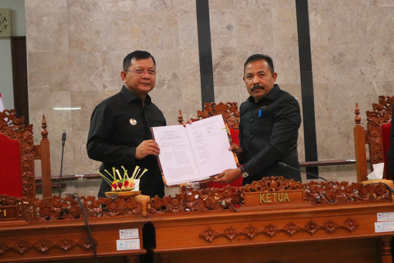 SAH!: Ketua DPRD Buleleng, Ketut Ngurah Arya (kanan) menyerahkan persetujuan pengesahan dua ranperda menjadi perda. Pengesahan itu diserahkan kepada Bupati Buleleng, I Nyoman Sutjidra.