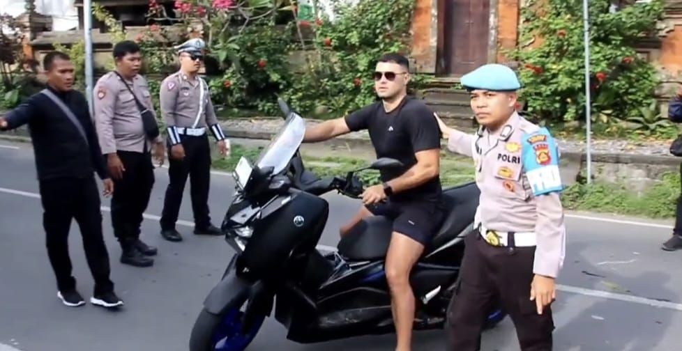 TANPA HELM: Salah seorang WNA mengendarai sepeda motor tanpa helm. Dia terjaring operasi patuh yang dilakukan serentak di wilayah Bali, belum lama ini.