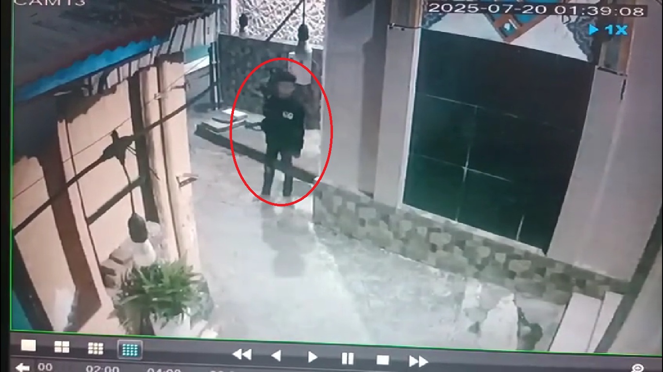 KOTAK AMAL: Rekaman CCTV yang menunjukkan aksi dua orang remaja di Buleleng melakukan perusakan kotak amal masjid.