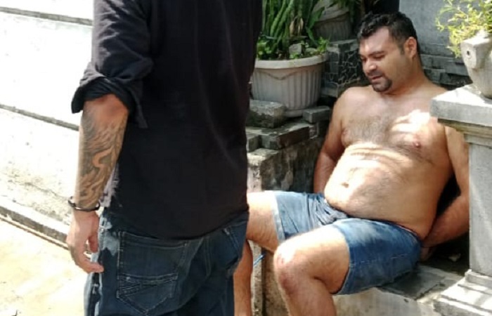 Pelaku perampokan inisial TFO asal Azerbaijan ditahan karena merampok uang ratusan juta di Money Changer Kuta. Rekan TFO masih dalam pengejaran.