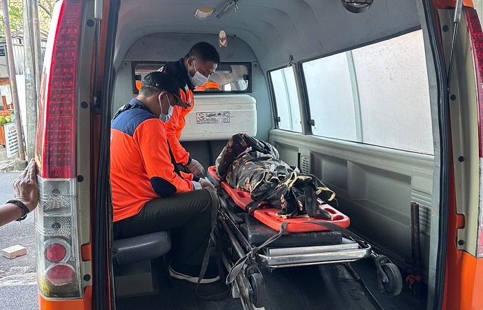 Jenazah I Nengah Sudana alias Molog, 50, dievakuasi ke kampung halamannya setelah tewas diserang ayam aduan di arena sabung ayam Abian Tubuh, Jalan Sokasati, Kelurahan Kesiman, Denpasar Timur.