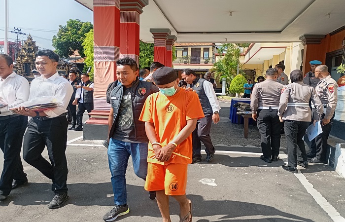 Tersangka AL dengan peci hitamnya, ketika dibawa polisi. Ia merupakan kurir sabu dengan berat total 224,57 gram.