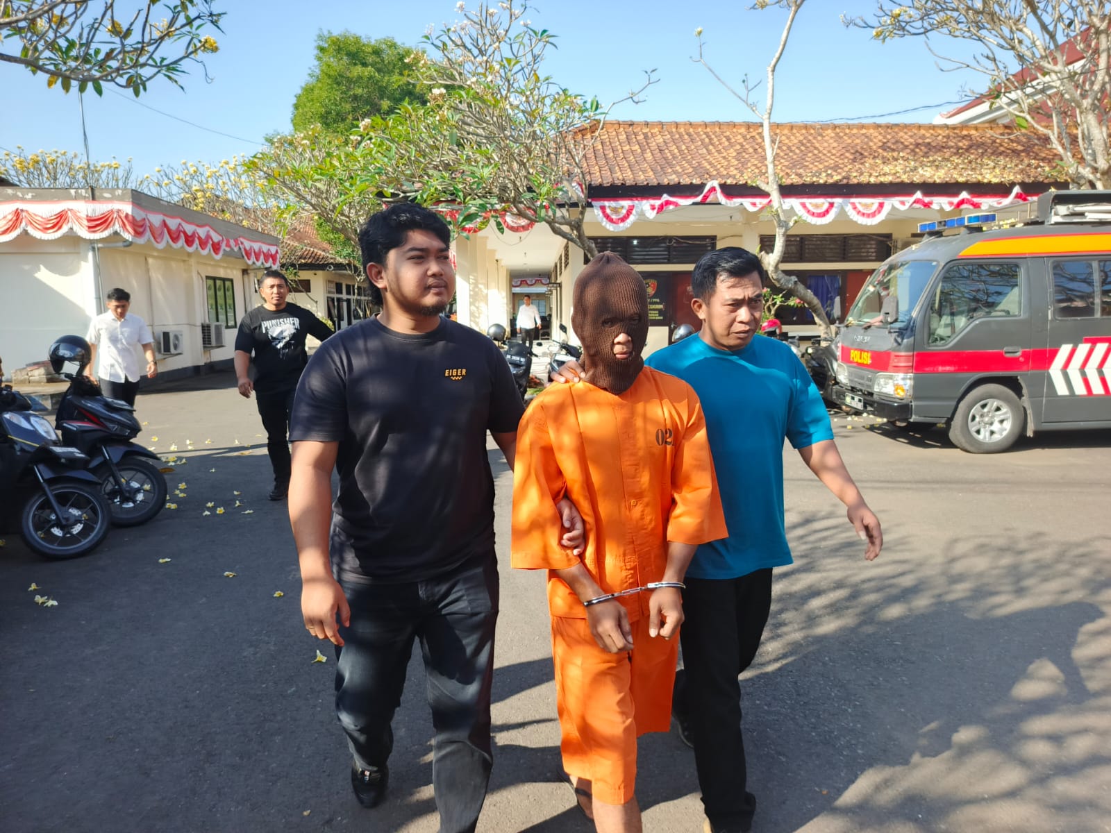 BBM BERSUBSIDI: Pelaku penyelundupan BBM bersubsidi jenis pertalite di Kabupaten Jembrana, Bali.