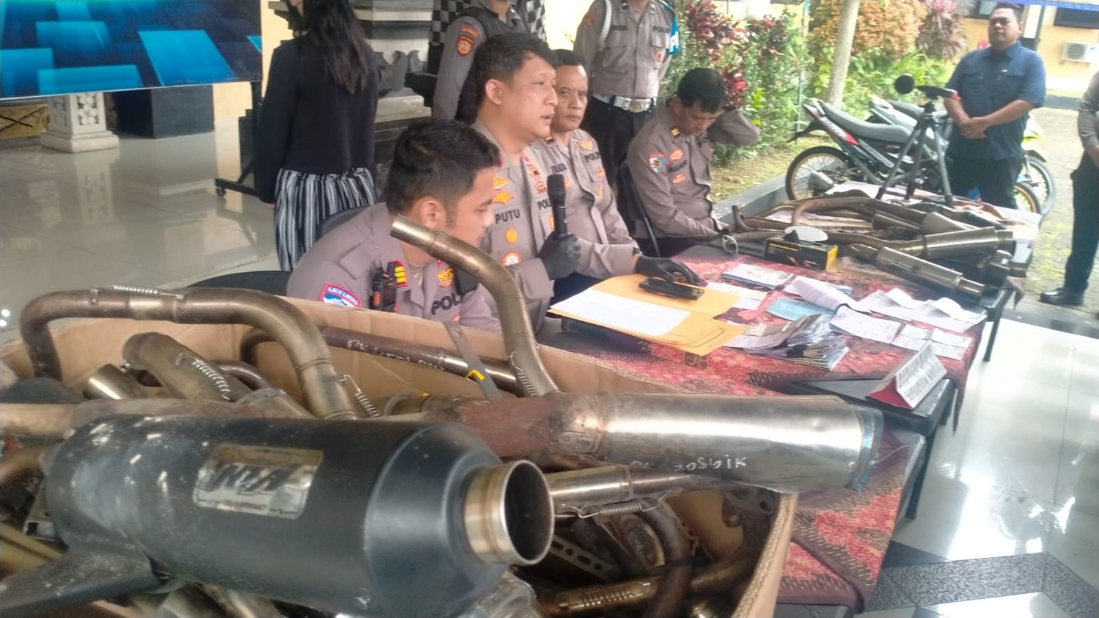 KNALPOT BRONG: Sejumlah knalpot brong yang disita polisi pada Operasi Patuh Agung 2025.