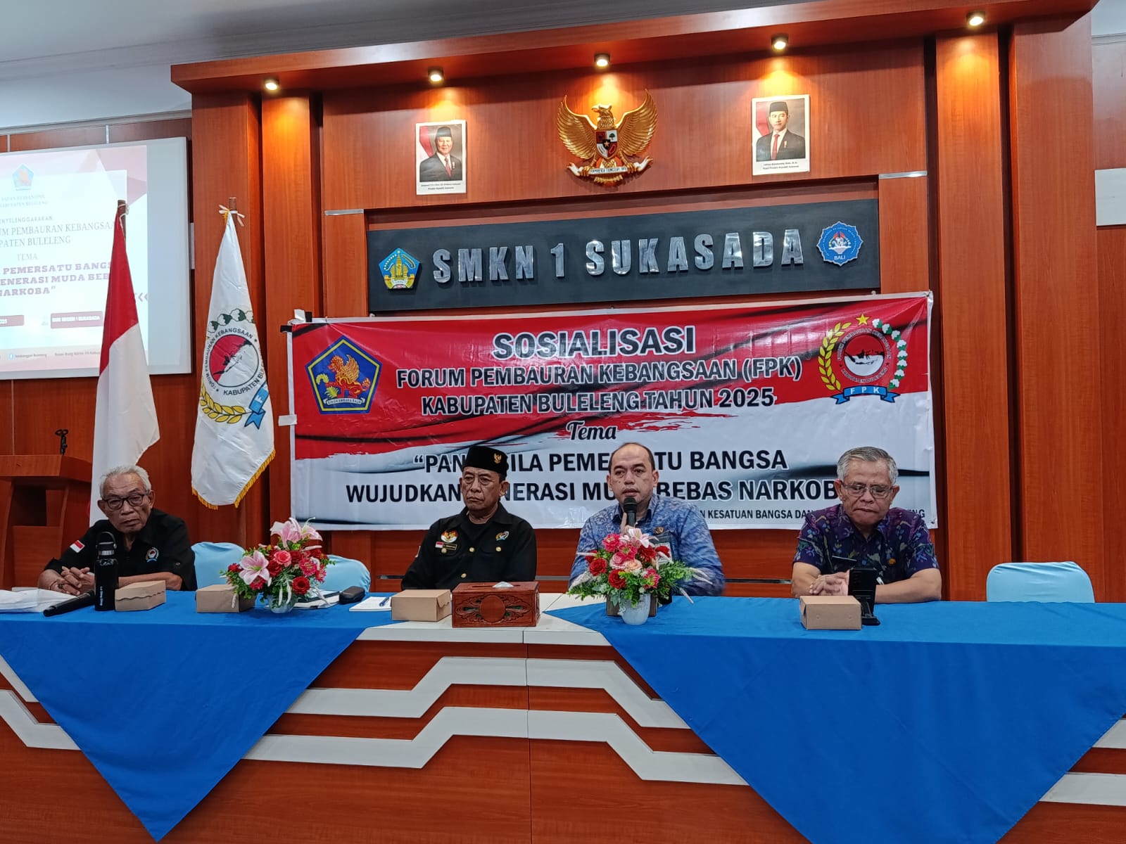 PANCASILA: Suasana sosialisasi bertema &ldquo;Pancasila Pemersatu Bangsa, Wujudkan Generasi Muda Bebas Narkoba&rdquo; di SMKN 1 Sukasada.