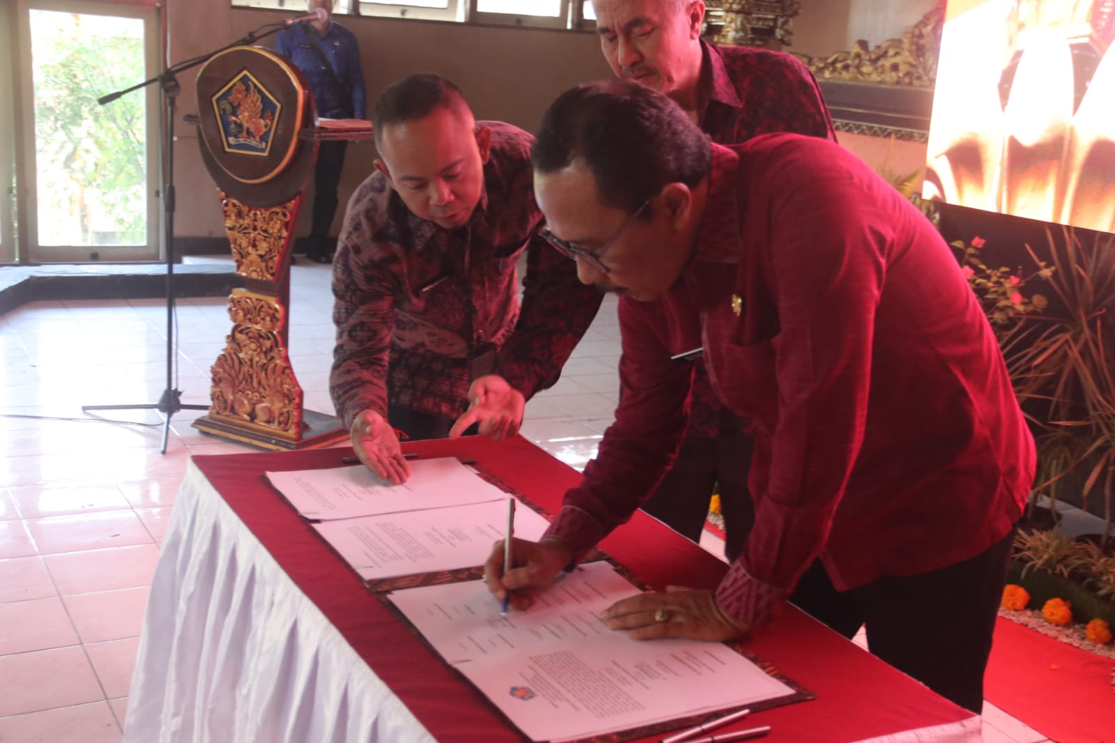 PENGAWASAN: Sekda Buleleng, Gede Suyasa menandatangani MoU komitmen pengawasan di Pemkab Buleleng.