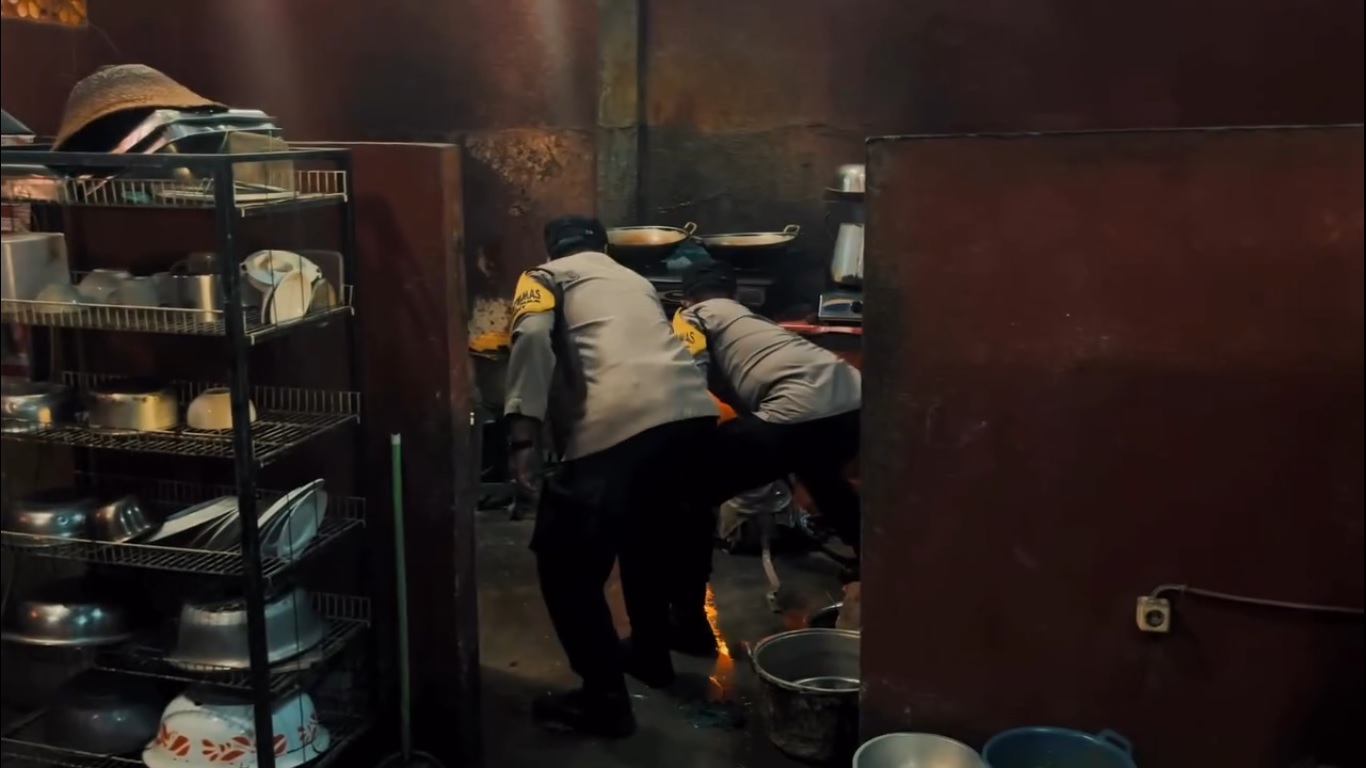 PADAMKAN API: Aparat kepolisian di Polsek Seririt beursaha memadamkan api yang berasal dari kebocoran selang gas.
