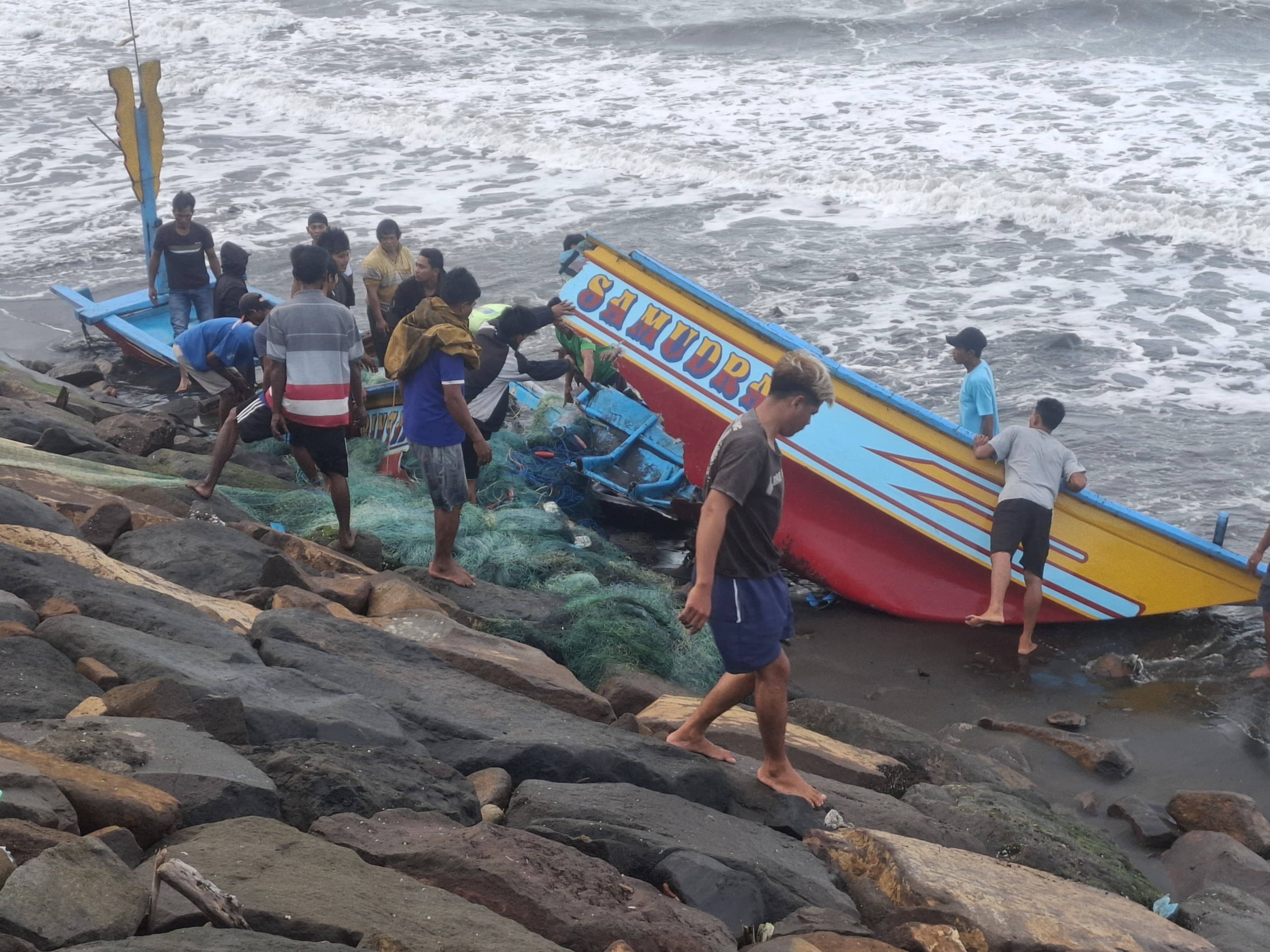 RUSAK PARAH: Perahu milik nelayan mengalami kerusakan parah karena diterjang gelombang pasang.