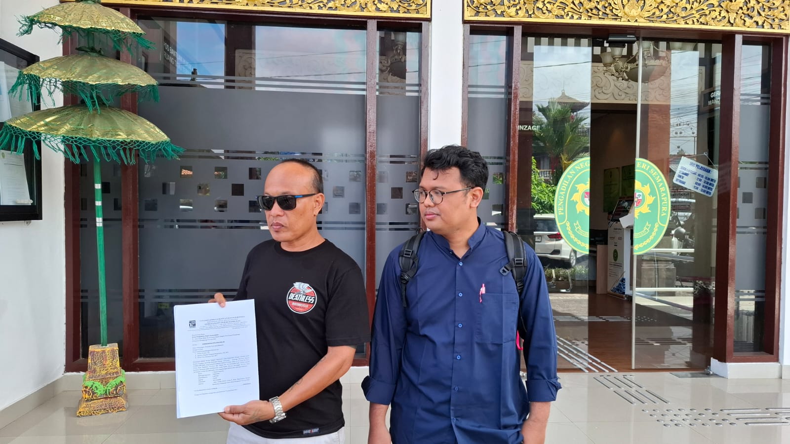 PRA PERADILAN: Warga Klungkung, I Wayan Suparta, didampingi kuasa hukumnya mengajukan gugatan kepada Polres Klungkung.