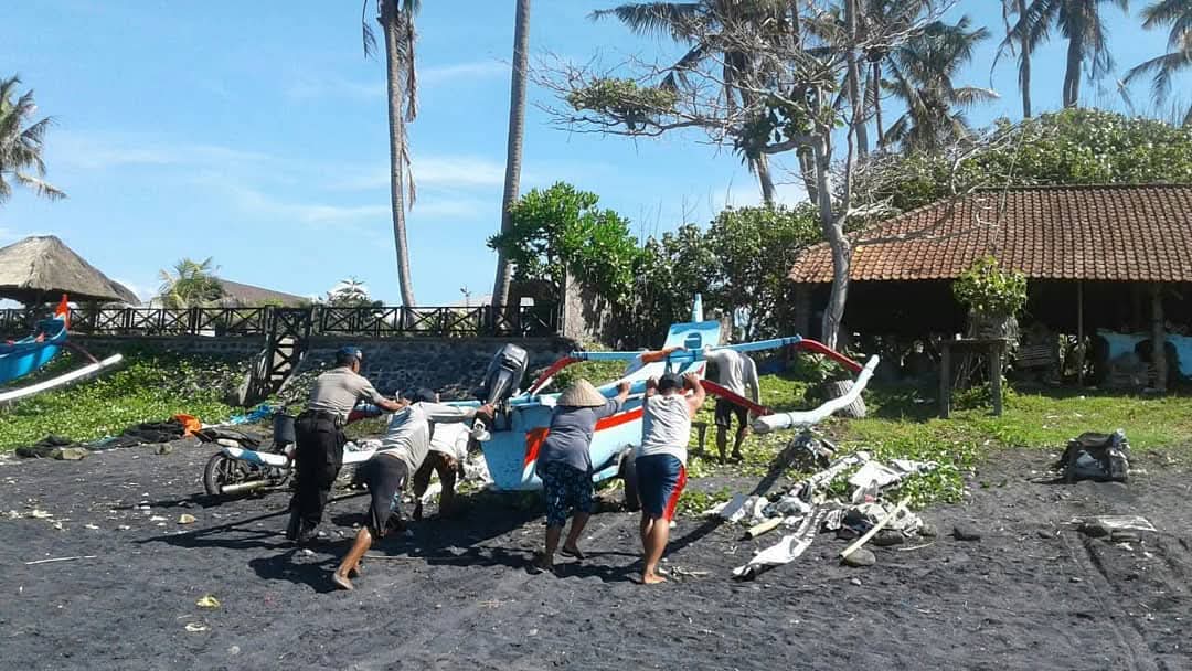 CUACA BURUK: Nelayan di Tabanan, Bali, mendorong perahu ke tepian. Nelayan tak berani melaut, meski sedang musim lobster.