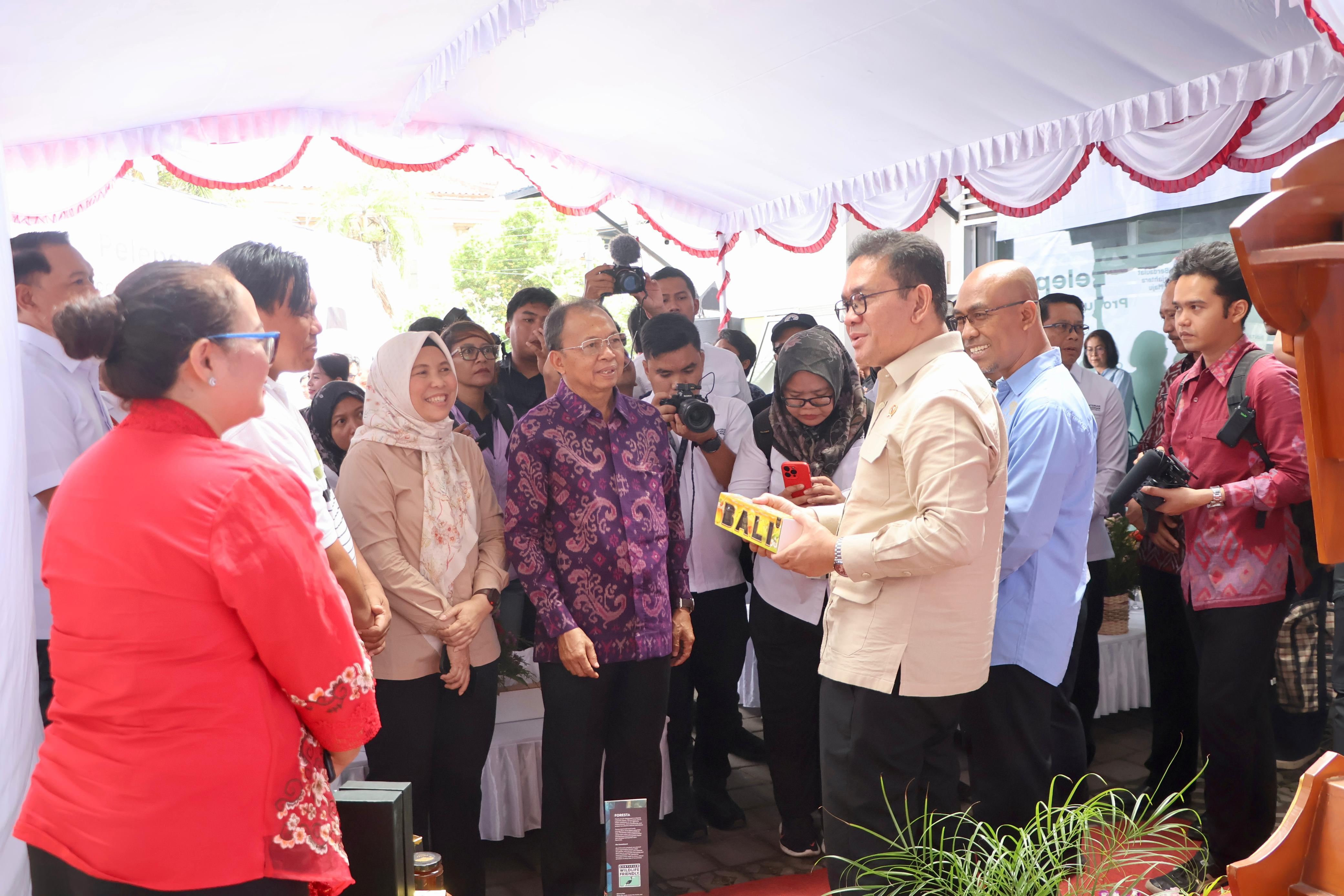 EKSPOR: Menteri Perdagangan, Budi Santoso (baju cokelat) saat menghadiri ekspor perdana produk UMKM Bali ke Hongkong.
