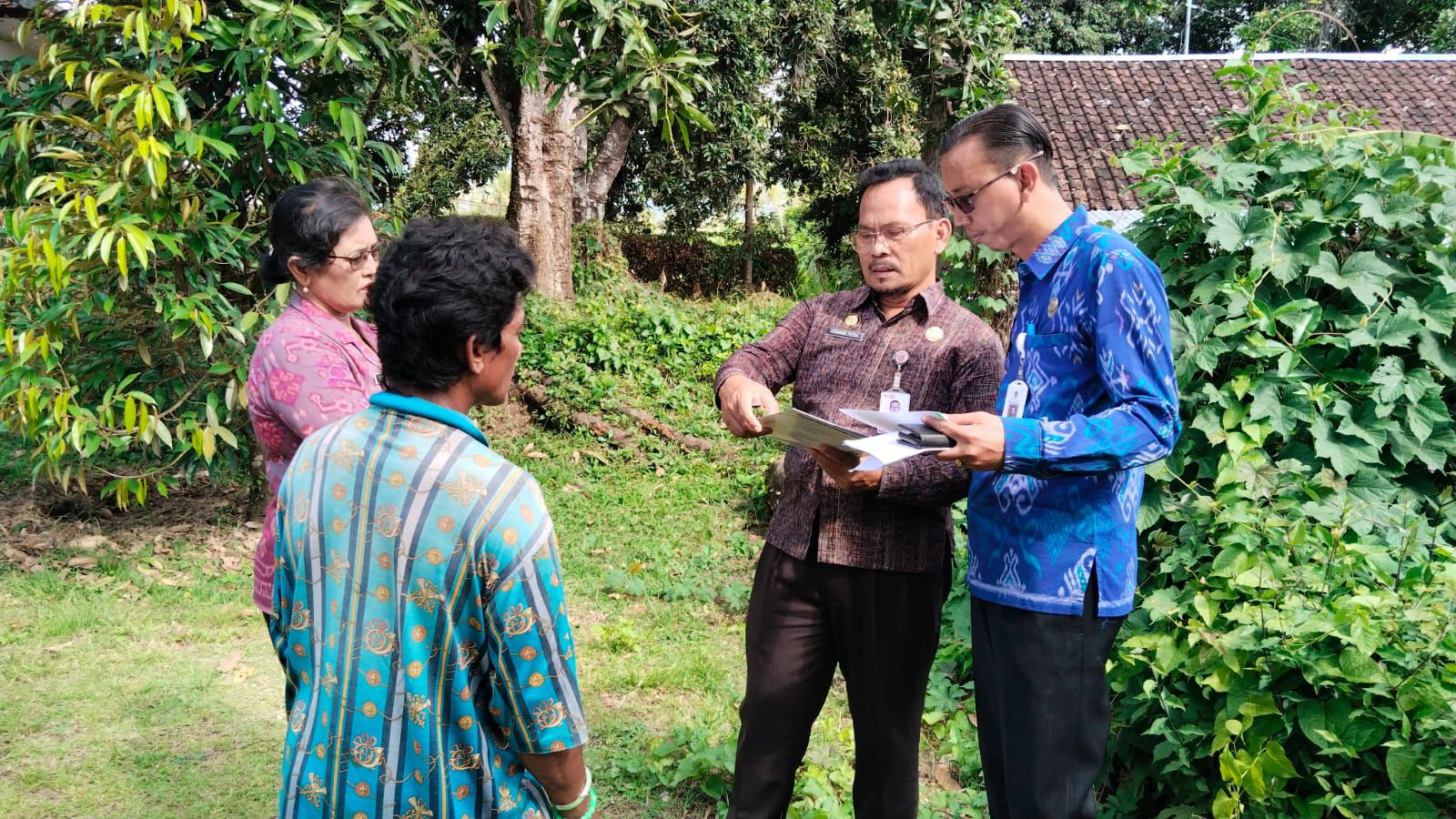 CEK PENERIMA: Tim dari Dinas Sosial Buleleng dan Pramuka Peduli Kwarcab Buleleng mengecek calon penerima bantuan bedah rumah.