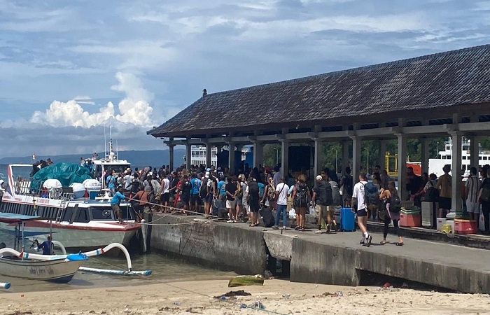 Aktivitas penyeberangan kapal cepat di pelabuhan rakyat Padangbai, belum lama ini. Sejak Selasa (29/7) siang, aktivitas penyeberangan fast boat ditutup akibat cuaca buruk.