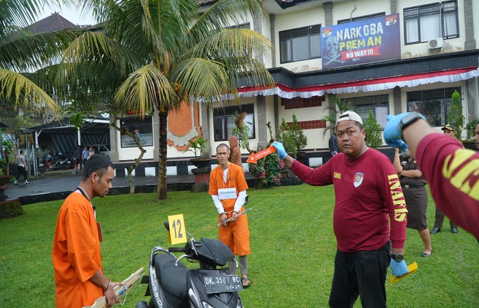 Dua tersangka pembunuhan memperagakan 33 adegan dari membeli senjata hingga menganiaya korban hingga tak bernyawa.