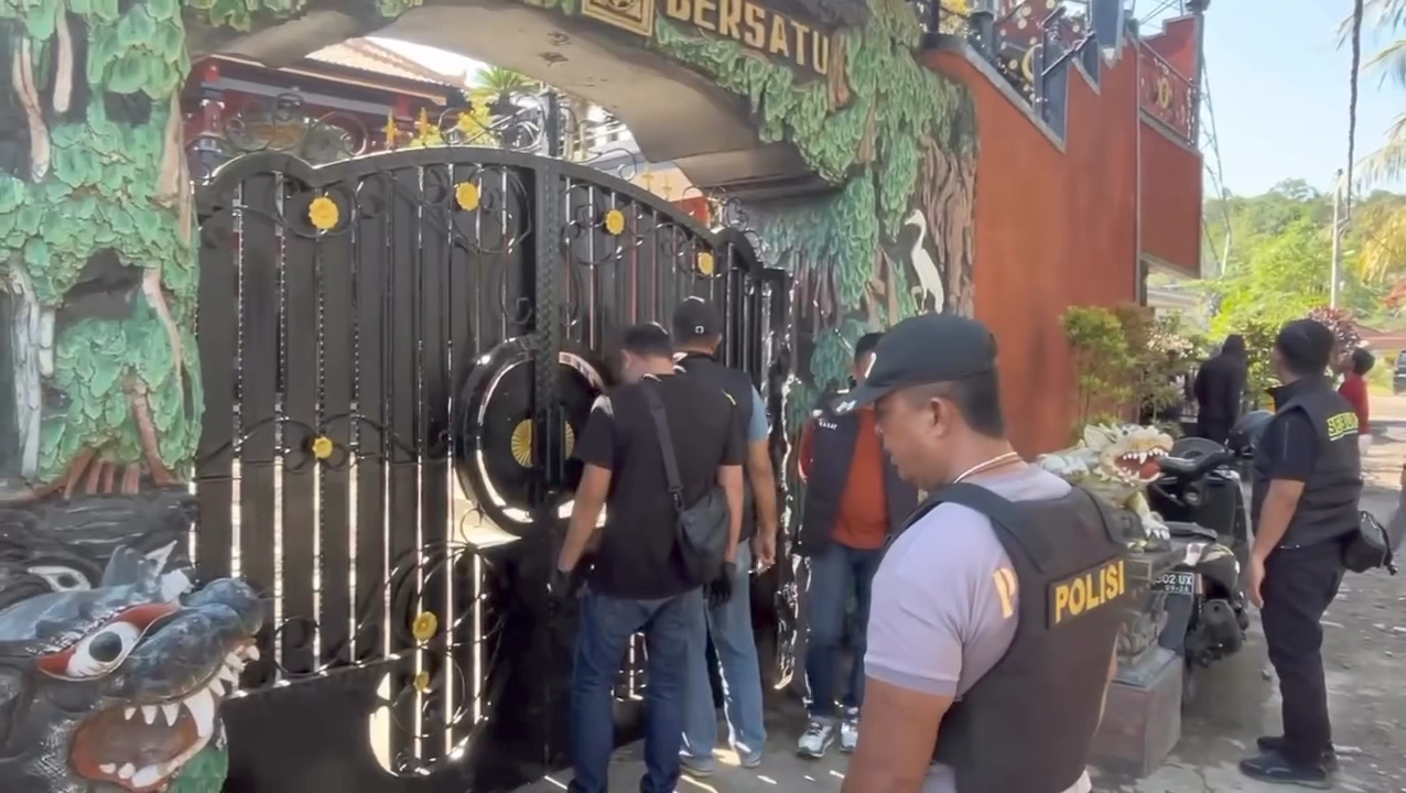 GEREBEK: Tim gabungan Polsek Seririt dan Polres Buleleng menggerebek sebuah rumah terkait dengan kasus narkoba.
