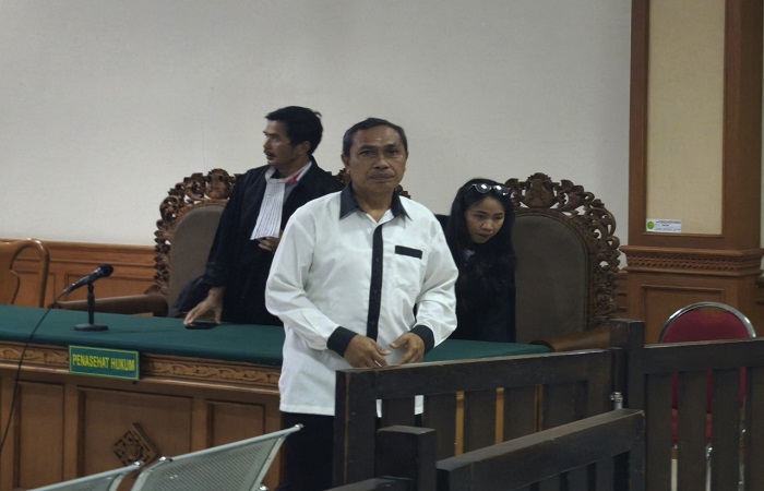 Terdakwa I Nyoman Berata usai menjalani sidang putusan di Pengadilan Tipikor Denpasar, Kamis (30/7) kemarin.