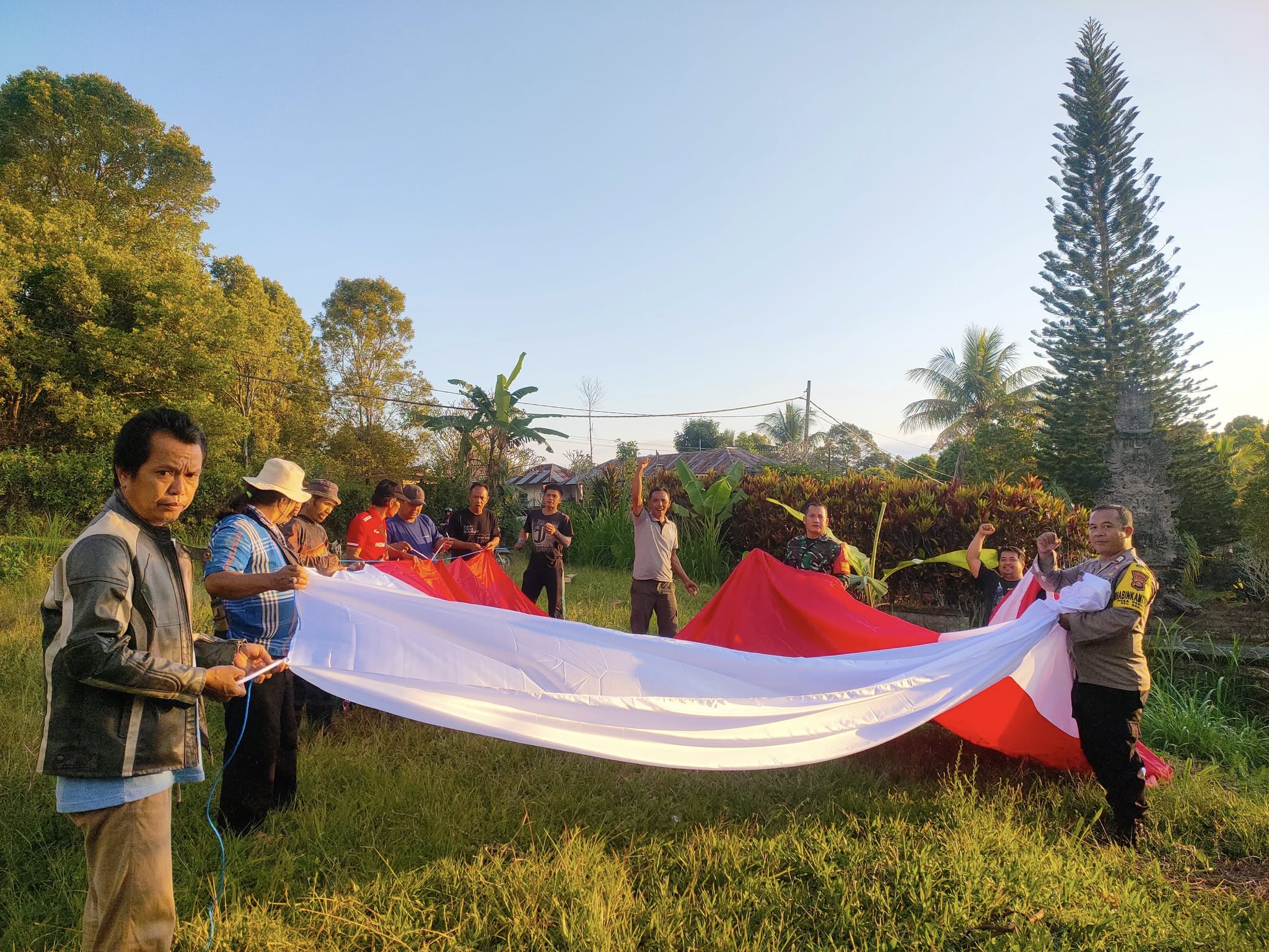 SEMANGAT KEMERDEKAAN: Warga di Desa Pedawa memasang bendera merah putih berukuran 10x7 meter guna memperingati hari kemerdekaan.