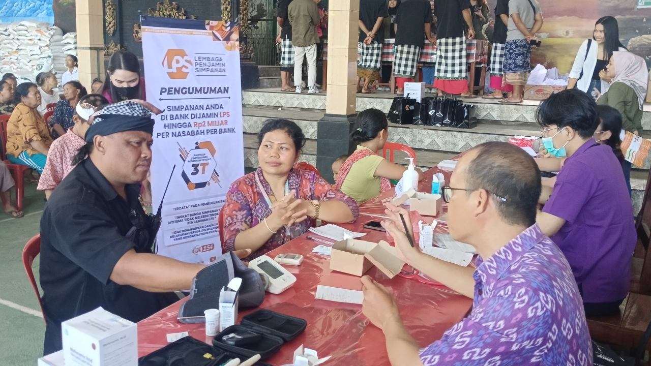 BAKTI SOSIAL: Bakti sosial pelayanan kesehatan gratis kepada masyarakat adat dan perempuan di Desa Bulian, Buleleng.
