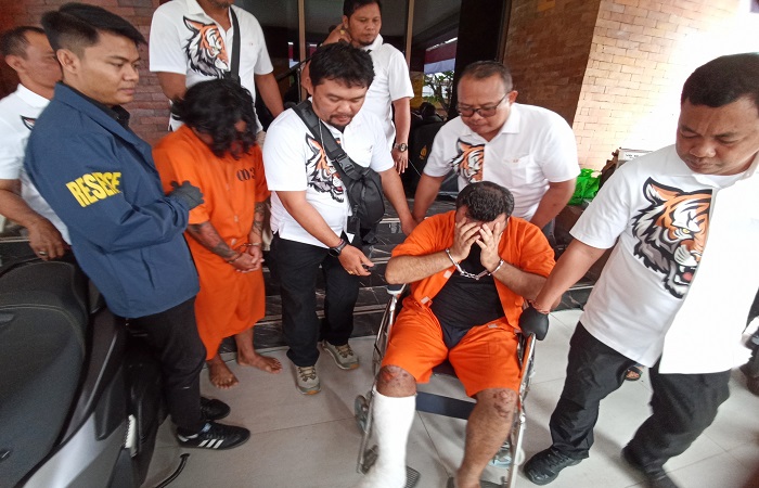 Dua WNA perampok money changer di Kuta, Taccoddin Fazil Oglu Tajddin Hajiyep, 34, asal Azerbaijan dan Evgeniy Viktorovich Pak alias Jhonny, 34, asal Uzbekistan kini resmi ditetapkan sebagai tersangka.