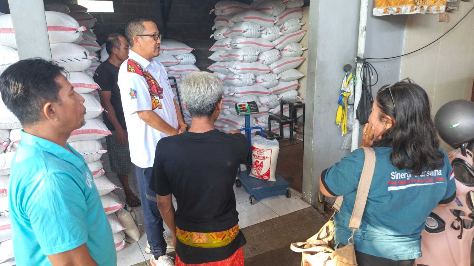 SIDAK: Dinas Ketahanan Pangan dan Perikanan Buleleng saat melakukan sidak ketersediaan pangan di Buleleng.