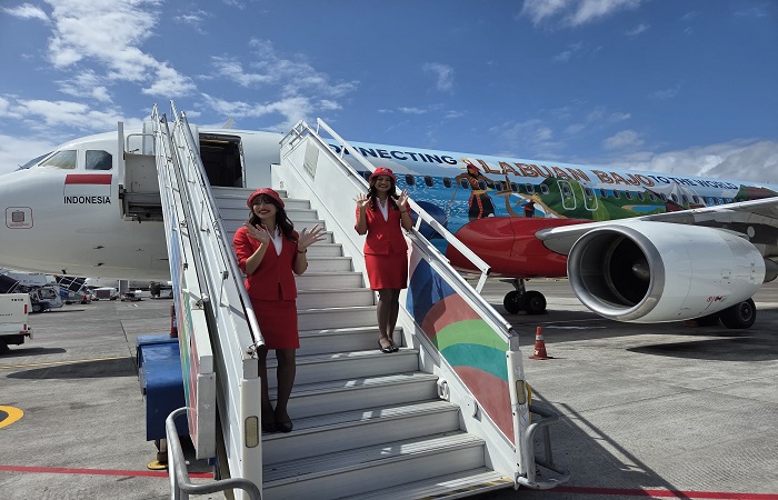Livery yang menampilkan pesona alam dan budaya Labuan Bajo ini muncul di badan pesawat Air Asia PK-AZN dari Bali.