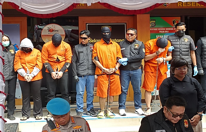 Empat tersangka terdiri dari dua WNA asal Rusia dan dua staf Imigrasi Bali yang diduga terlibat pemerasan dan penganiayaan terhadap sesama WNA.