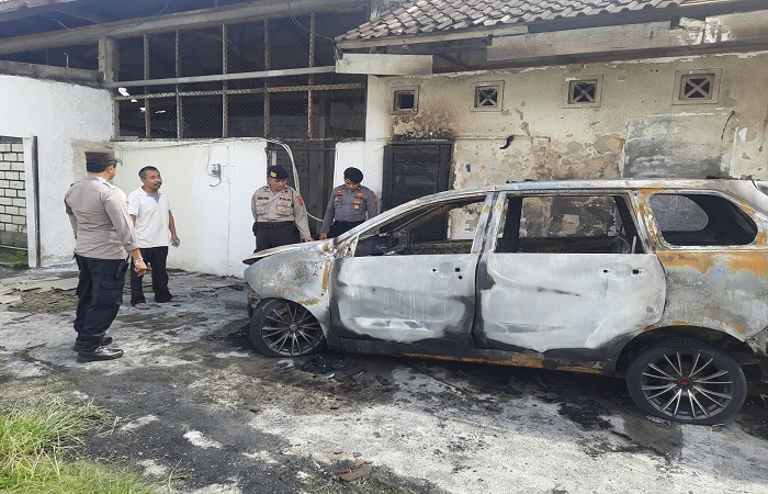 Mobil jenis Avanza Nopol DK 1388 HO ludes terbakar di Jalan Buana Raya, Denpasar, Minggu (3/8). Pelakunya diduga seorang bule asal Australia.