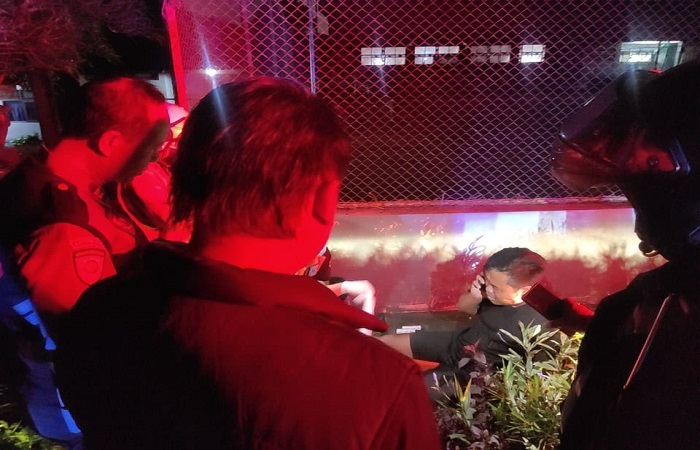 IGPW, 30, menjadi korban begal sekelompok pemuda pengendara motor di Denpasar. Selain dirampok, kakinya juga patah.